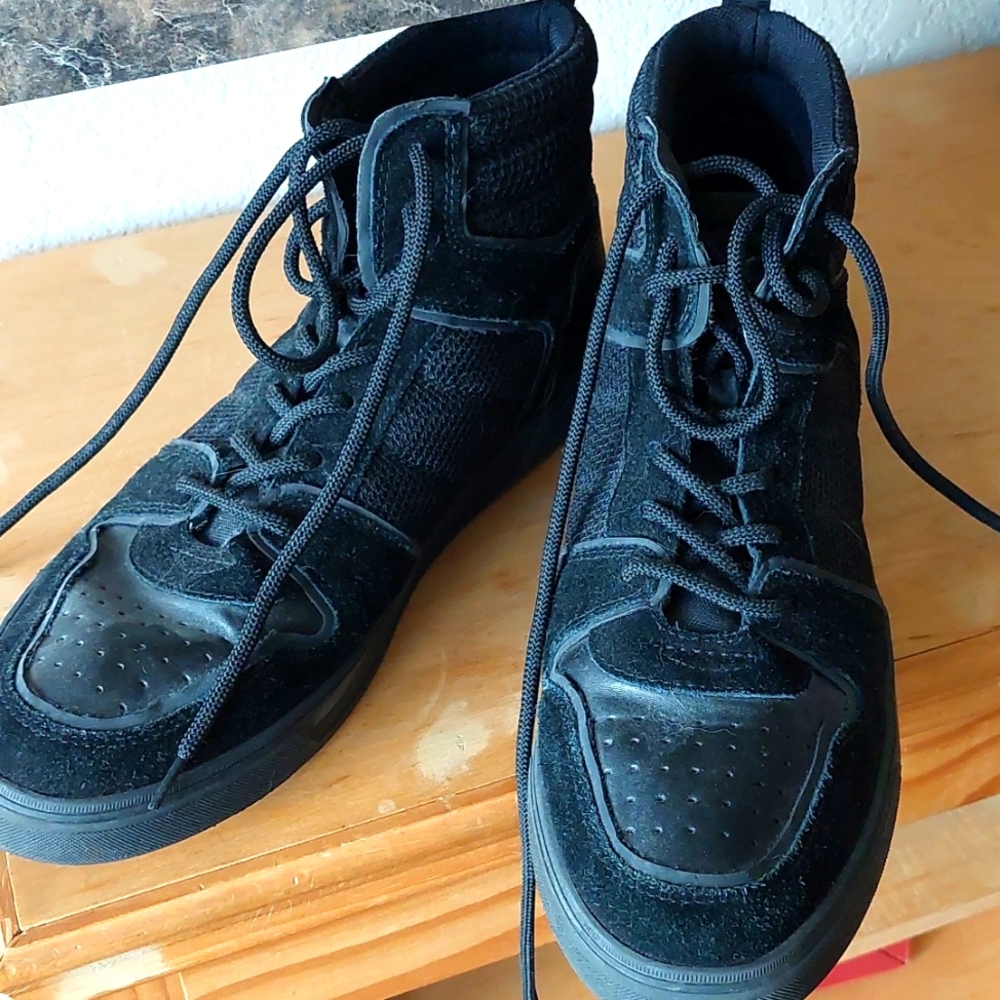 Tennis shoes